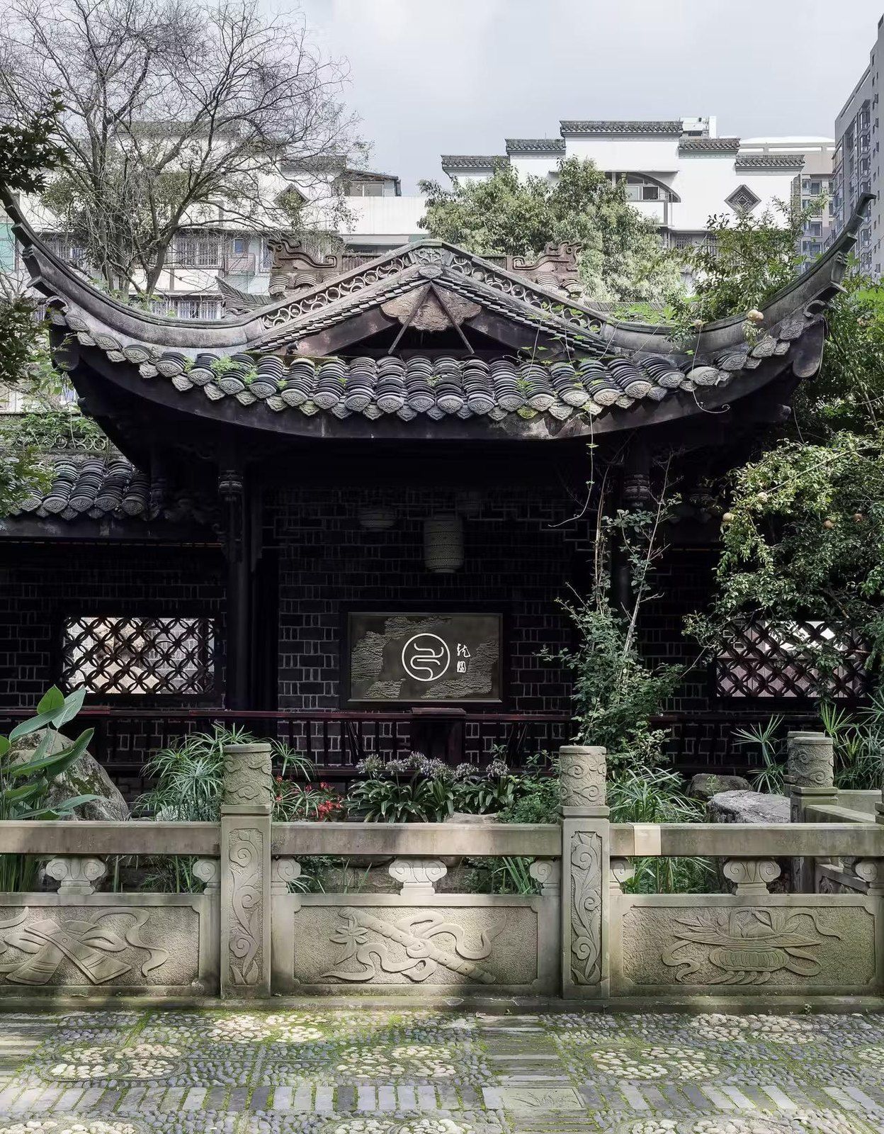 保留完好的飞檐青瓦与石阶