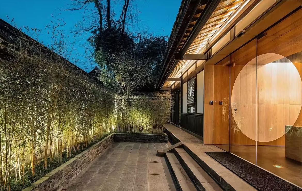 暖光游廊与圆月洞窗