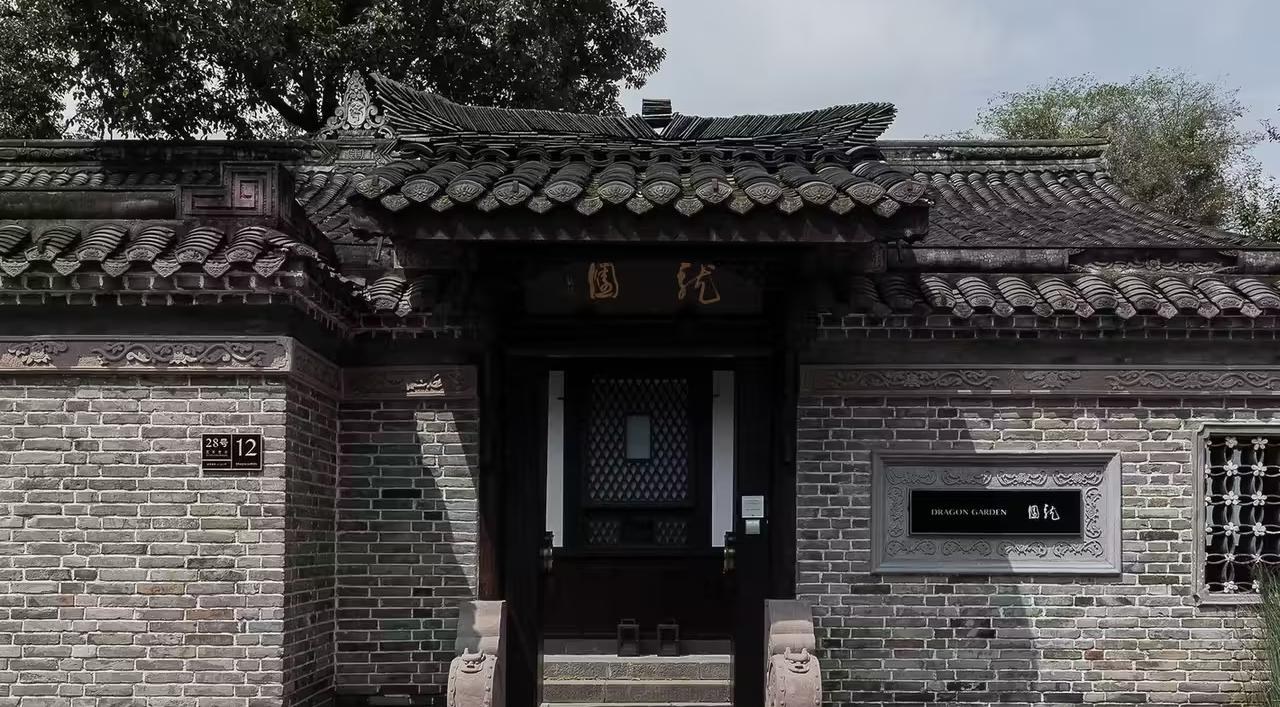 百年老宅门头，青砖墙面与木构大门