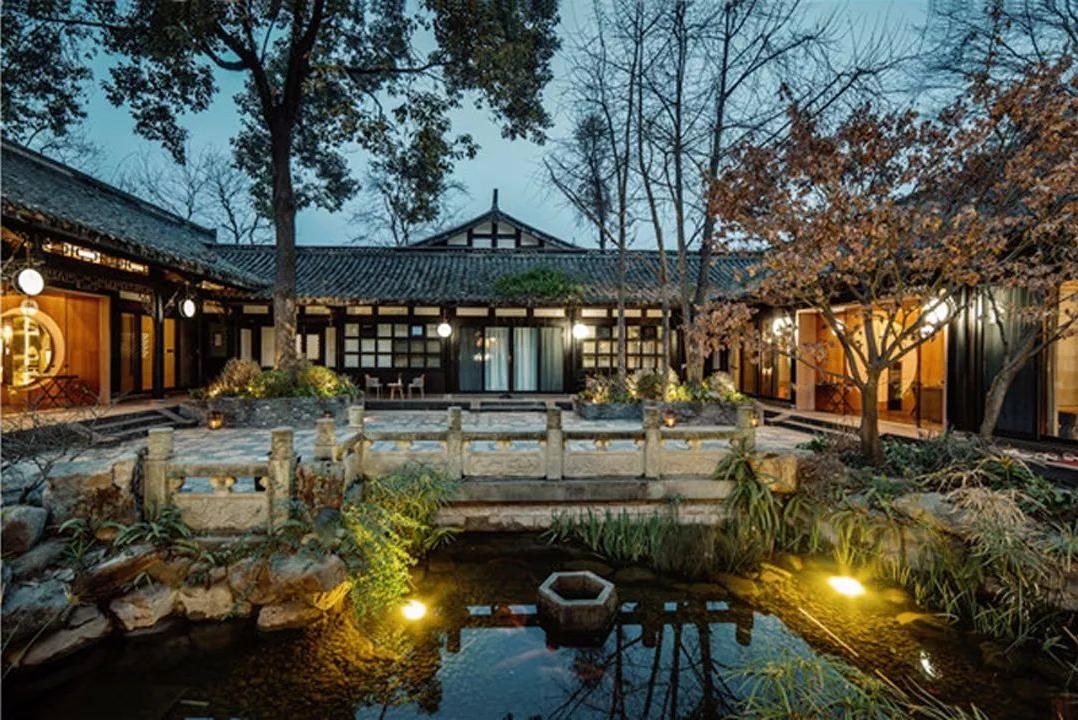 三进院落全景，庭院水景与游廊