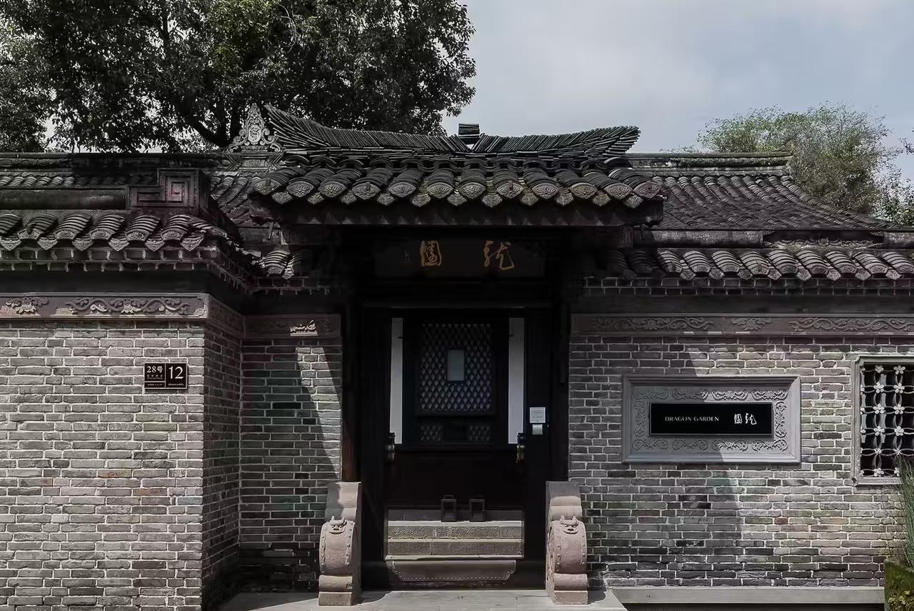 修复后的川西老宅外墙与石阶